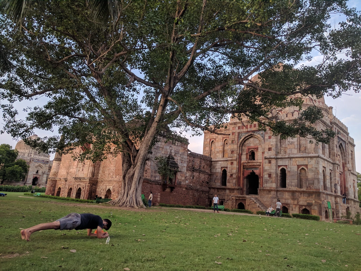 लोधी गार्डन में हल्की शारीरिक गतिविधि