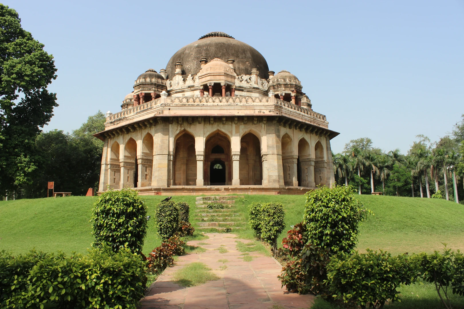 नई दिल्ली के लोधी गार्डन का दृश्य